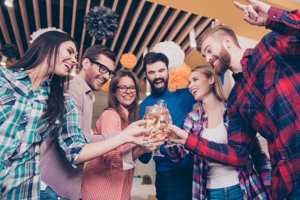 friends drinking champagne