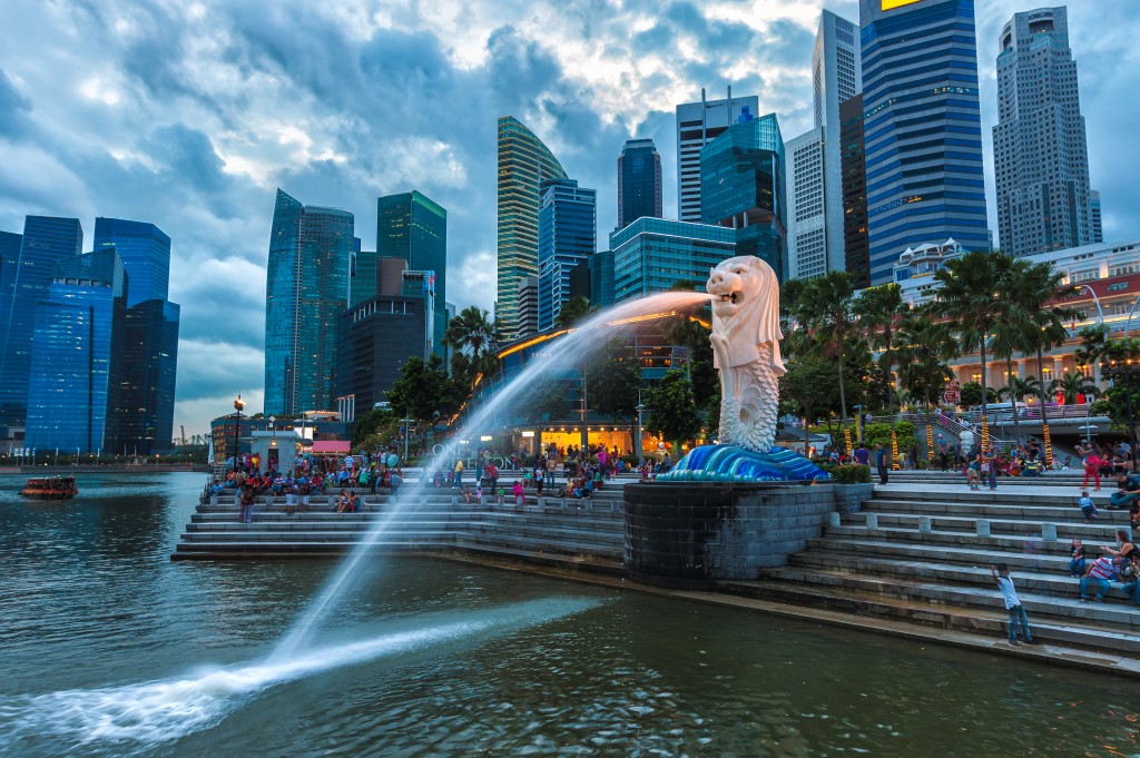 The Merlion fountain and Singapore skyline