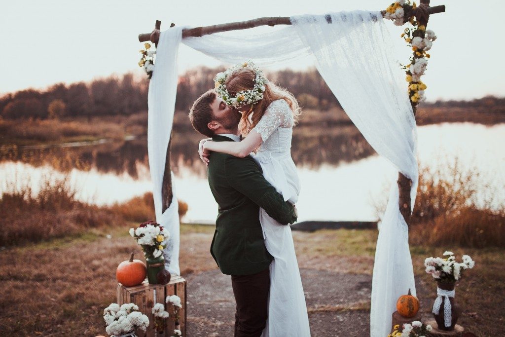 newlyweds kissing