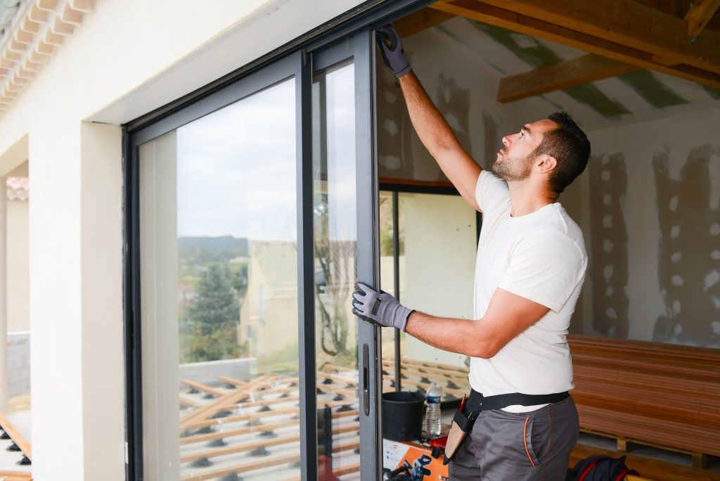 installing glass window