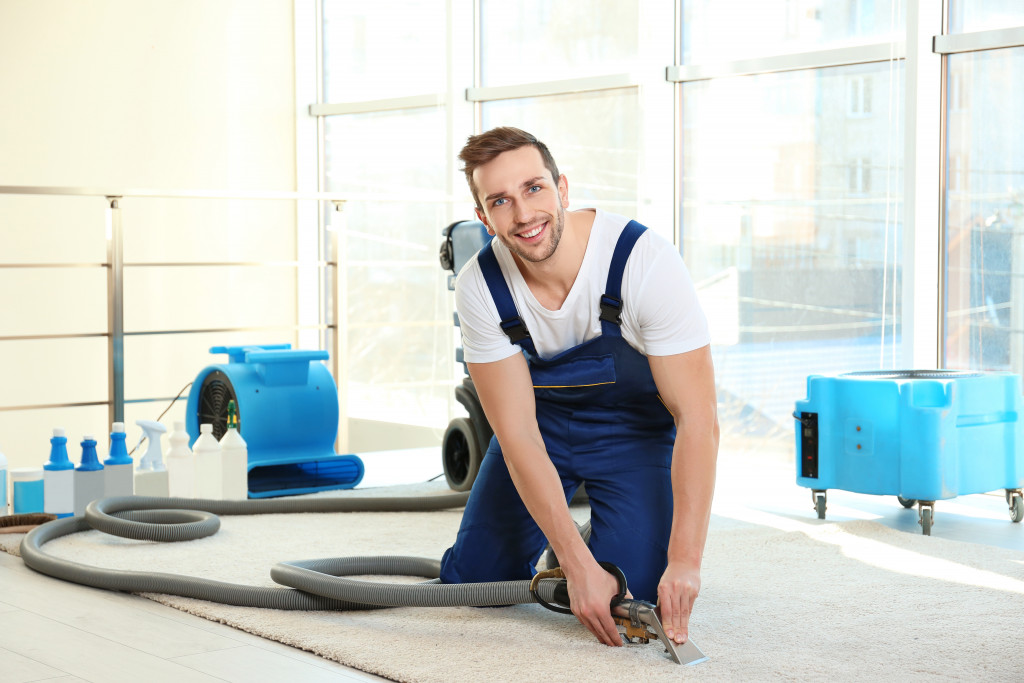 man cleaning the carpet